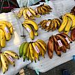 バナナの叩き売り。ここだけでも5〜6種のバナナが。横の屋台ではバナナの皮を揚げたものもありました