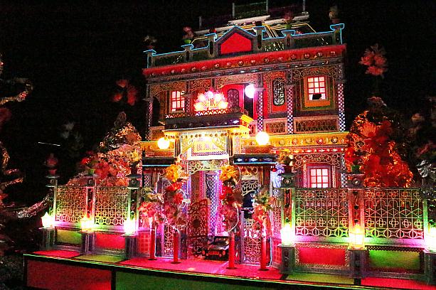 本来は亡くなった人があの世で幸せに暮らすように祈りながら燃やす紙製の建物「靈厝」も台湾らしい音楽に合わせて独特の世界を表現していました。