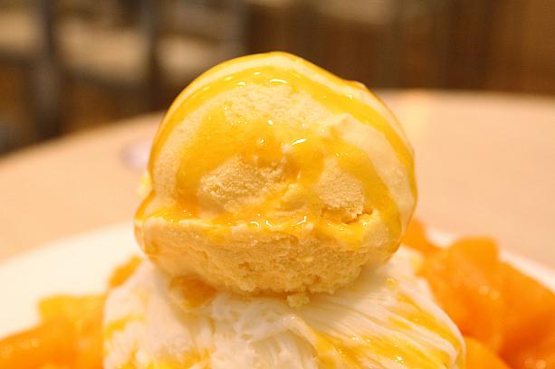 ちなみに上に載っているアイスクリームは台湾で人気のロシアンアイスクリームブランドのマンゴーアイス。ミルキーな味でかき氷全体をまろやかにしてくれます。