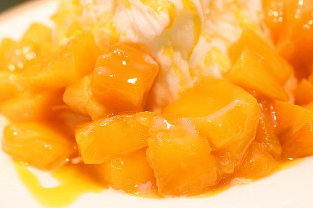 マンゴーは台南玉井産の甘酸っぱくとろける愛文と少し硬い歯ごたえながら甘さの強い金煌の2種類をふんだんに使用。味の違いを噛み締めながら食べてくださいね～。