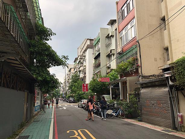 台湾の最高学府・台湾大学の北側を走る温州街にやってきました。正門のある公館エリアや裏門のあるMRT「科技大樓」駅周辺とは違い、静かな住宅街が広がっています。