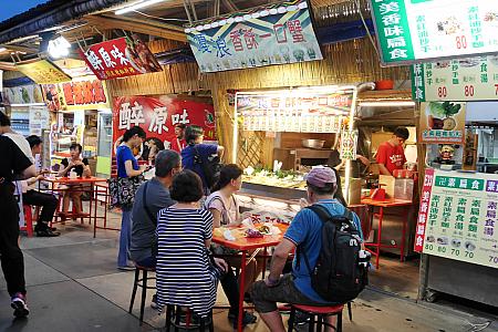 こんな開放感あふれる場所で食事ができるのも台湾ならでは