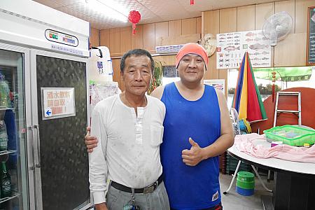 廖景徳さん(右)とお父さん