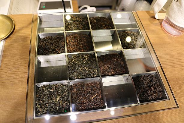 萬波はもともと紅茶専門店。ということで、茶葉にはこだわりが。飲み物をオーダーするカウンターに茶葉のサンプルがありました。