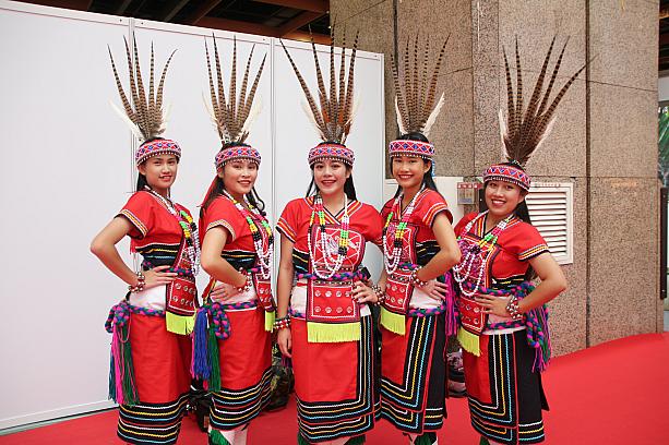 原住民のブースでは民族衣装を着た女性陣がおもてなし。グルメを通じていろいろな文化に触れ合えるのも魅力ですね。