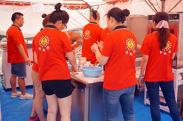 2度目の参加となる「逢甲帝鈞碳烤胡椒餅」はマカオ支店が香港マカオ版ミュシュランに掲載されたことでも有名。開始早々長蛇の列で店員さんはせっせと餡包みの作業中。