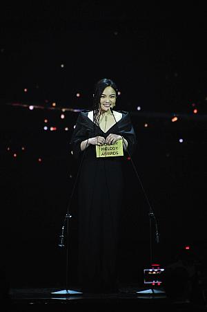 昨年、最優秀中国語女性歌手賞を受賞した徐佳瑩(ララ・スー)は、同賞のプレゼンターとして再び登壇。