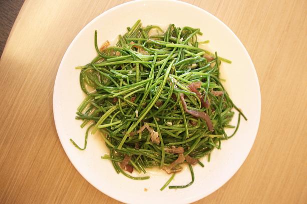 水蓮菜の炒め物「炒水蓮」はナビが個人的に好きな台湾ならではの野菜。シャキシャキとした歯ごたえがほかの野菜とは違う点。えぐみが少なく、さっぱりとした味わいなのは新鮮な証拠。いい食材を使っているのが分かる一品です。