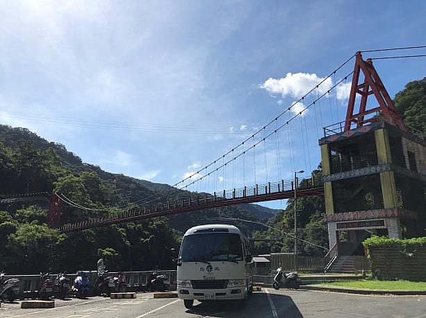 毎日猛暑日の台北ですが、新北市の南端、温泉地として有名な烏来にやってきました。この吊り橋を見ると「烏来に来たな～」って思います。