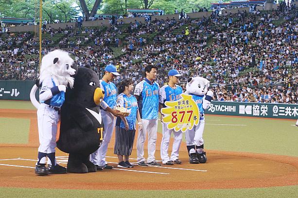 試合前にはグラウンドも台湾一色に。台湾観光局から877本の台湾バナナが送られ、来場者の中から当選者にプレゼントされました。