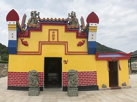 人の数より廟の方が多いと言われているほどで、さまざまな形や色の廟があります。