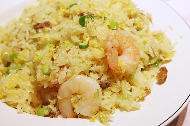 揚州炒飯は細長いインディカ米を使用しており、お米がパラパラであっさり。こちらにもプリプリのエビがゴロゴロと隠れていて具だくさん。