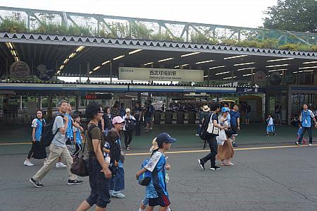 西武球場前駅を出ると、メットライフドームはすぐ目の前！