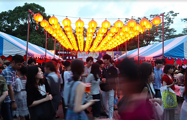 東京・代々木公園で7月27日から28日の日程で開催された台湾フェスタ。遊びに来ていただけましたか？熱狂の様子をここで振り返って見ましょう！<br>台湾の路地を連想させるランタンはとってもロマンチック。