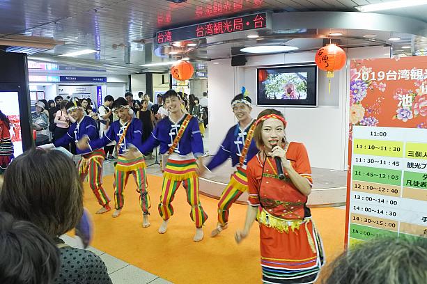 パフォーマンスエリアでは凡徒表演藝術「FunTo ART」が鮮やかな衣装を身にまとい、原住民舞踊を披露！原住民の音楽が流れるだけで、台湾感増し増しです～♪
