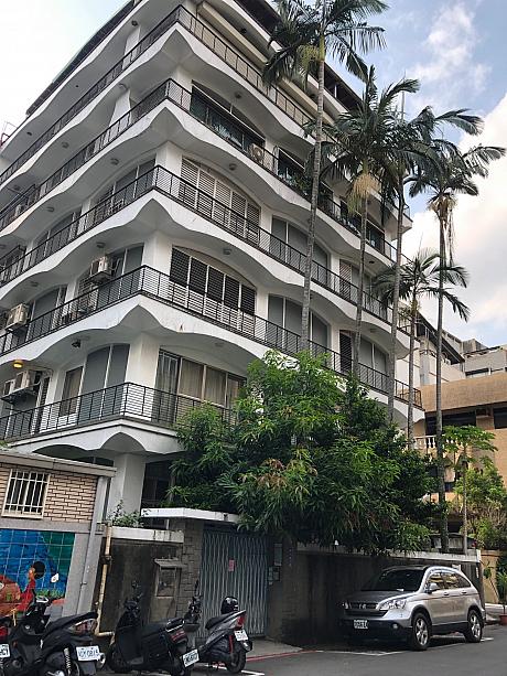 その向かいにあるマンションにも椰子の木。この付近のマンションが建てられた当時の流行だったのでしょうか。