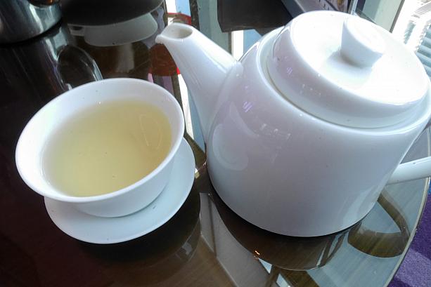 まずは台湾茶、三峽碧螺春で喉を潤します。すっきりとした味わいで、この後提供される点心にぴったりでした。