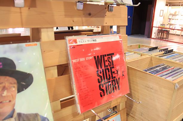 中古のレコード屋さんを発見。きっと誰もが1度は聞いたことがあるであろう「WEST SIDE STORY」のレコードがありますね～！たくさんのレコードが並ぶ中で赤色のパッケージが目立っていました！日本語のレコードが多いことにも驚きました。