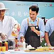 そしてここからは台北市政府観光伝播局の劉奕霆さんと一緒に、突如のクッキングタイム！登坂さんはマンゴーシェイクを、劉局長は温野菜サラダを作ることになりました。