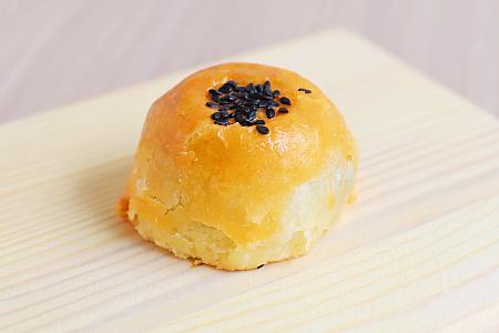 台北で中華菓子といえば「郭元益」も有名ですよね！郭元益にも蛋黃酥があるんです。イメージキャラクターを務める俳優の鳳小岳さんも思わず笑顔になるくらいおいしい！と話題です。