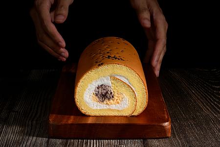 「蛋黃酥」味のロールケーキなんてものも登場！地味においしかった～！画像提供：亞尼克