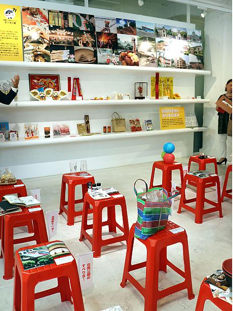 赤いプラスチックの椅子がトレードマーク。<br>2015年から毎年大阪で開かれてきた「台南紅椅頭(タイナンアンイータウ)観光倶楽部」が、今年は東京・丸の内で初めて開催されたんです！