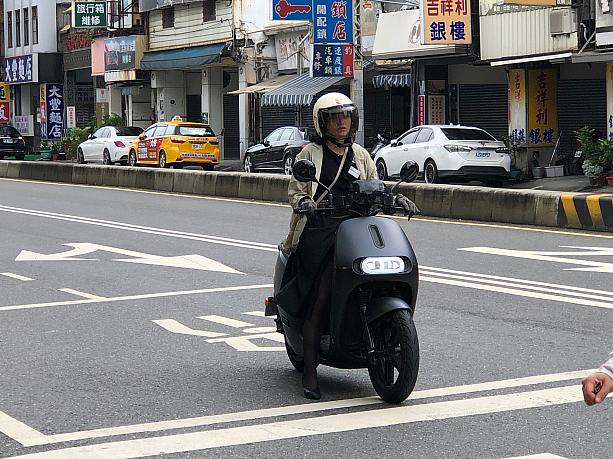 赤ちゃんから高齢者まで台湾人の1.5人に1台あるといわれている台湾のスクーターですが、最近では騒音が小さく、環境に優しい電動スクーターが増えていますよ。