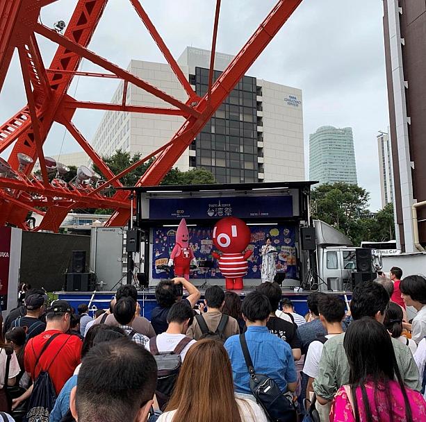 東京タワー公式キャラクター・ノッポンと、台北101公式キャラクター・ダンパーベイビーによるステージ。じゃんけん大会、とっても盛り上がりました！