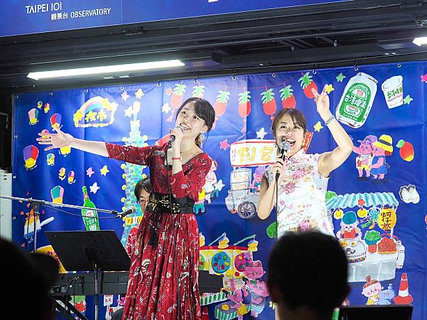 台湾祭公式テーマソングができました！台湾祭でもおなじみの日台ハーフシンガーソングライター・洸美-hiromi-さん(写真向かって左)書き下ろし＆メインボーカル、MCの雪希-YUKI-さん(写真右)がゲストボーカルとして歌う「麗しのアイランド〜台湾祭公式テーマソング〜」。お客さんも一体となって大合唱しました！