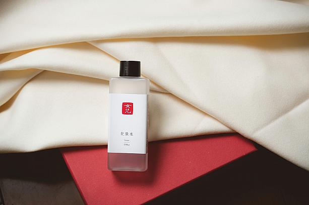 『紅』と『白』を基調としたパッケージに込められた概念「從白裡透出溫暖的紅」。血色が透けるくらい白く透き通った肌という意味で、美しい肌に対して使われる表現です。