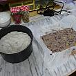 こちらは出来たてのクワイ餅と台湾風おはぎ。朝井さんがその場で料理してくださっているので、作り方なども教えてもらえちゃいます。