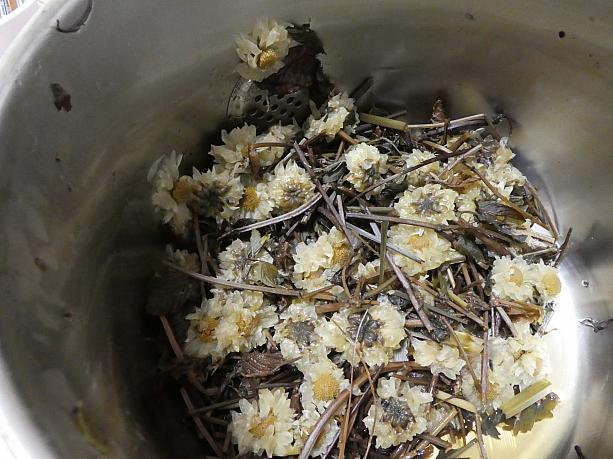 仙草と菊の花、レモングラス、ミントを煮出したお茶だそうです。