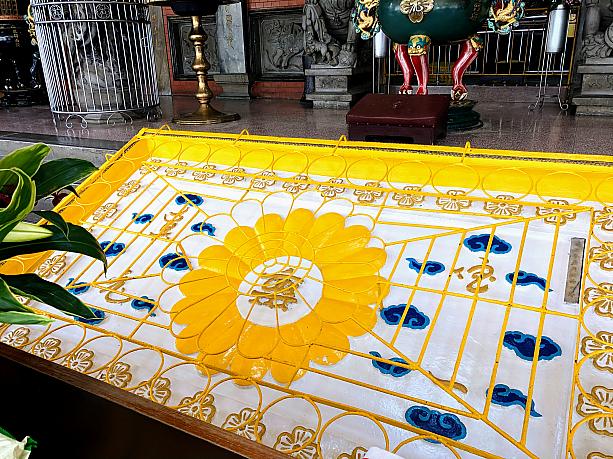 元気の出るイエローの白陽道盤菊花台。この寺廟では菊の花がトレードマークになっているそうです