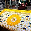 元気の出るイエローの白陽道盤菊花台。この寺廟では菊の花がトレードマークになっているそうです