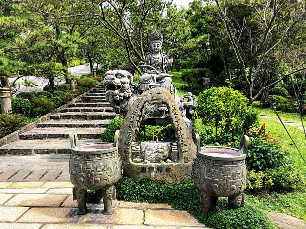 緑溢れる庭園の真ん中の階段を下りながら「緣道觀音廟」にたどり着きます