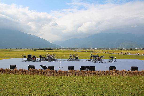 そんな田んぼのど真ん中に突如出現したステージ。そうです。町興しの一環として毎年行われている「池上秋收稻穗藝術節」が今年も行われました。