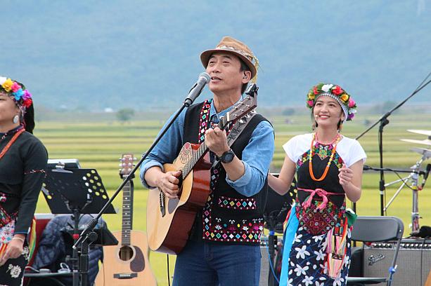 まず登場したのは台東出身でプユマ族の歌手・陳建年さん。コーラス兼ダンサーの原住民青年らと一緒に力強く朗らかな歌声で6曲を披露。