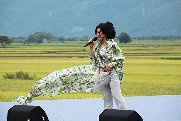 続いて登場したのは台湾歌謡界の大御所・齊豫さん。風になびくロングの衣装を着て華麗に歌声を披露しました。