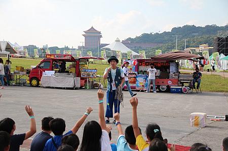 校外学習に訪れていた台湾の子供たちは、大道芸人のパフォーマンスに大盛り上がり。