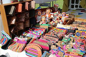 カラフルなペルーの伝統雑貨。