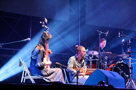 地球舞台の最初のパフォーマンスは、台湾の琵琶奏者鍾玉鳳氏とスウェーデン民族音楽バンドSOTALIのスペシャルユニット。