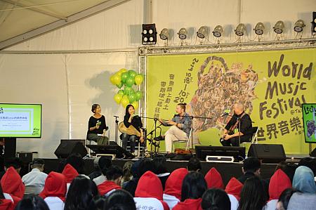 台湾の琵琶奏者鍾玉鳳氏とスウェーデン民族音楽バンドSOTALIが講演中でした。