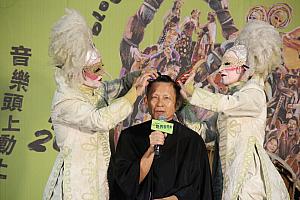 楊錦聰氏にライブでヘアメイクをするOSADIA。