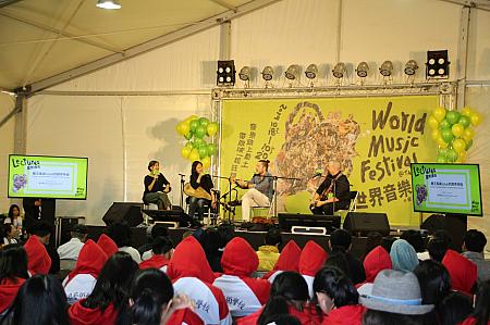 台湾の琵琶奏者鍾玉鳳氏とスウェーデン民族音楽バンドSOTALIが講演中でした。