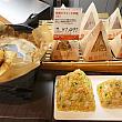 台湾の本店で人気の海鮮チャーハンは、おしゃれなピラミッド型の専用容器入り。他にもさまざまな台湾創作料理が量り売りで販売されています。