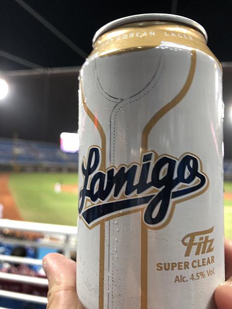 応援のお供は台湾のプロ野球チーム「Lamigo」ロゴ入りのビール