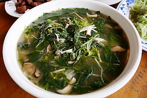 日本では観賞用として知られるアマランサスのとろみスープ。ビタミンが豊富に含まれています