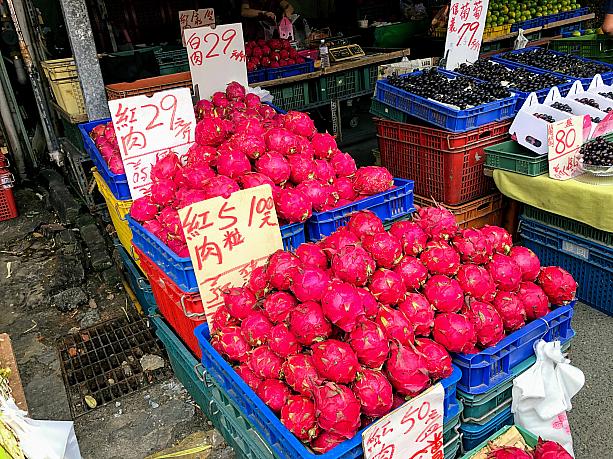 日本ではとても高く手があまり出せないドラゴンフルーツ。台湾には果肉が赤も白もあり、大きな粒でしかもここは5粒で100元！安っ！