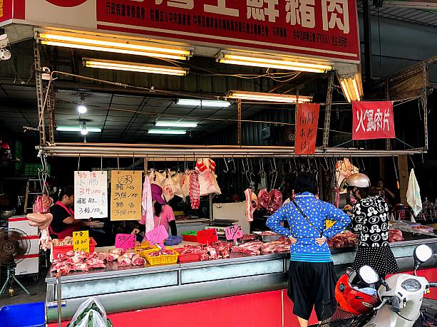 おなじみのむき出しお肉屋さん。やはり台湾で生活していても、屋台のお肉屋さんになかなか慣れません