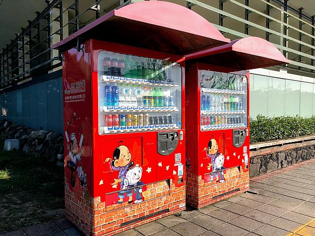 中華色の自動販売機もとても可愛かったです！台湾のサービスエリアも楽しいですよ！